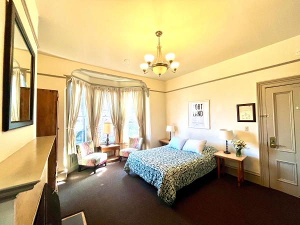 Northwest Portland Hostel : photo 1 de la chambre chambre lit queen-size avec salle de bains commune