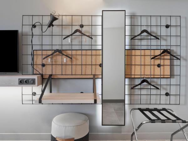 Moxy La Ciotat : photo 8 de la chambre suite 1 chambre lit queen-size avec canapé-lit