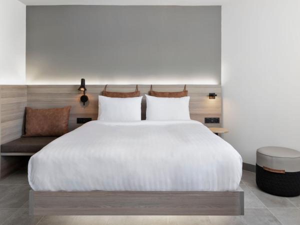 Moxy La Ciotat : photo 6 de la chambre suite 1 chambre lit queen-size avec canapé-lit