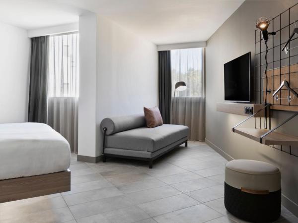 Moxy La Ciotat : photo 1 de la chambre suite 1 chambre lit queen-size avec canapé-lit