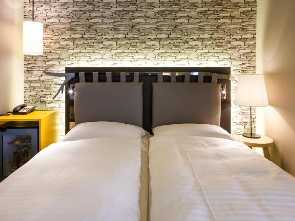 Swiss Wine by Fassbind : photo 1 de la chambre chambre double ou lits jumeaux - vue sur rue