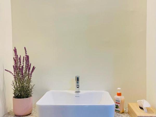 Vasudha : photo 5 de la chambre chambre double ou lits jumeaux avec salle de bains privative