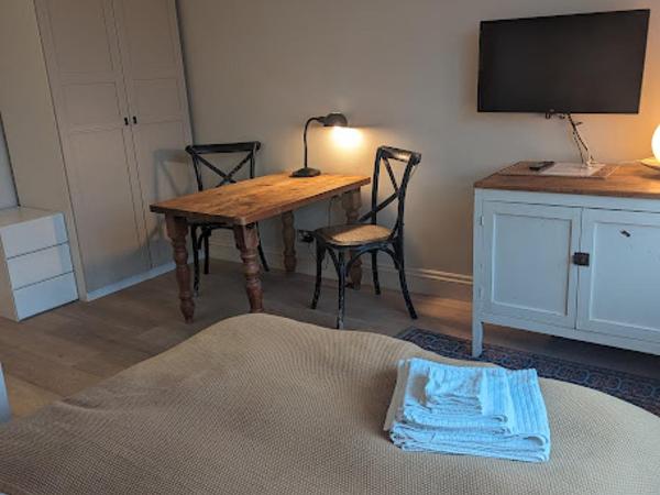 Brookview Guest House : photo 3 de la chambre chambre lit queen-size - vue sur jardin