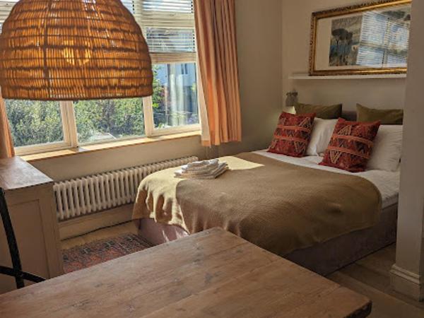 Brookview Guest House : photo 1 de la chambre chambre lit queen-size - vue sur jardin