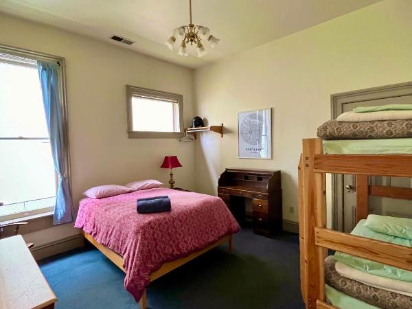 Northwest Portland Hostel : photo 1 de la chambre chambre familiale avec salle de bains commune