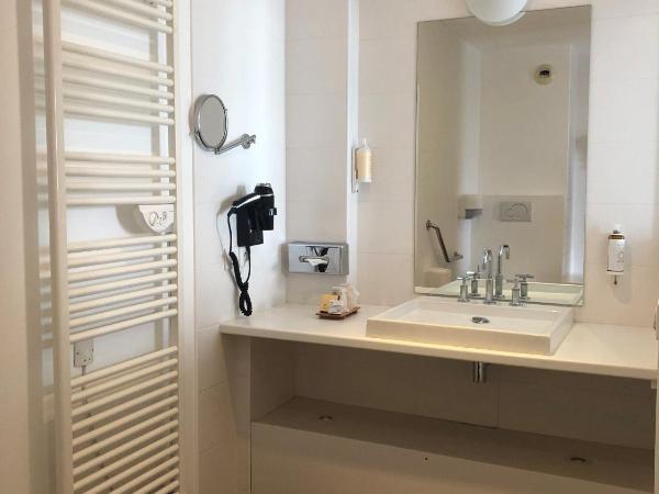 Les Sables Blancs : photo 5 de la chambre chambre double avec baignoire spa