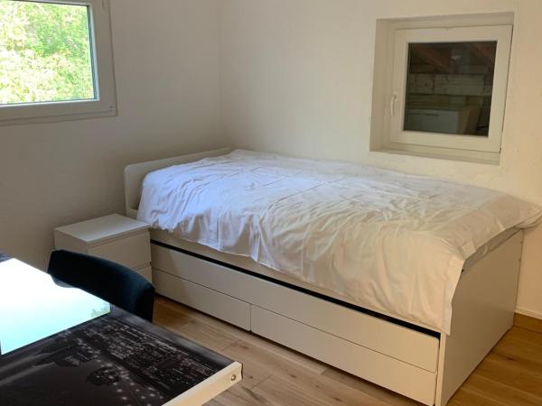 Rooms in the villa near the airport, share bathroom and share kitchen : photo 1 de la chambre chambre simple
