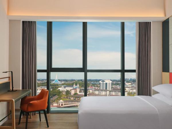 Sheraton Kuching Hotel : photo 4 de la chambre chambre double supérieure avec 2 lits doubles - vue sur ville