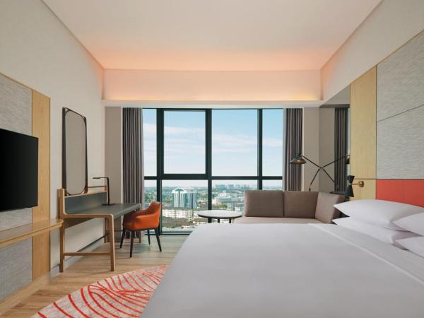 Sheraton Kuching Hotel : photo 4 de la chambre chambre lit king-size supérieure - vue sur ville
