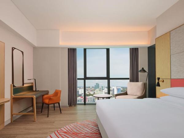 Sheraton Kuching Hotel : photo 5 de la chambre chambre lit king-size premier - vue sur ville