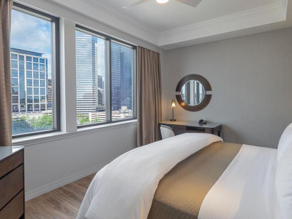 The Westin Houston Downtown : photo 2 de la chambre suite lit king-size avec salon et canapé-lit