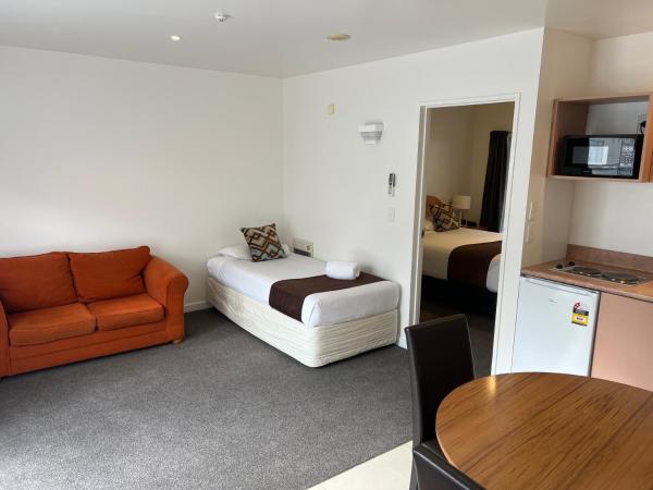 Bush Inn Court Motel : photo 3 de la chambre superior one-bedroom apartment with full kitchen