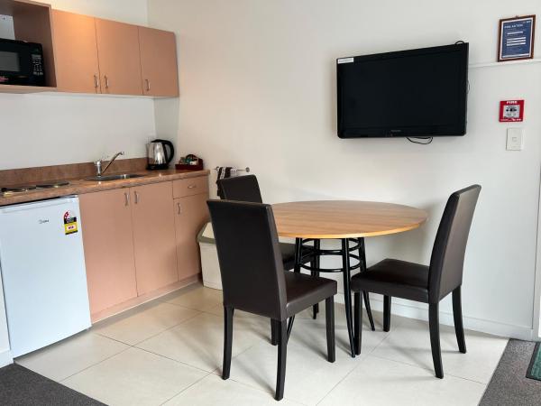 Bush Inn Court Motel : photo 5 de la chambre superior one-bedroom apartment with full kitchen