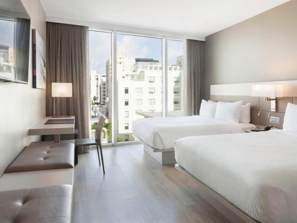 AC Hotel by Marriott Miami Beach : photo 1 de la chambre chambre queen avec 2 lits queen-size et vue sur la ville