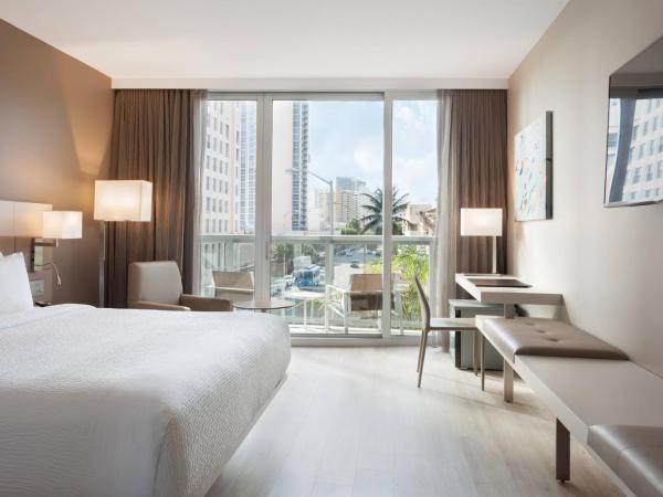 AC Hotel by Marriott Miami Beach : photo 1 de la chambre chambre lit king-size deluxe avec balcon