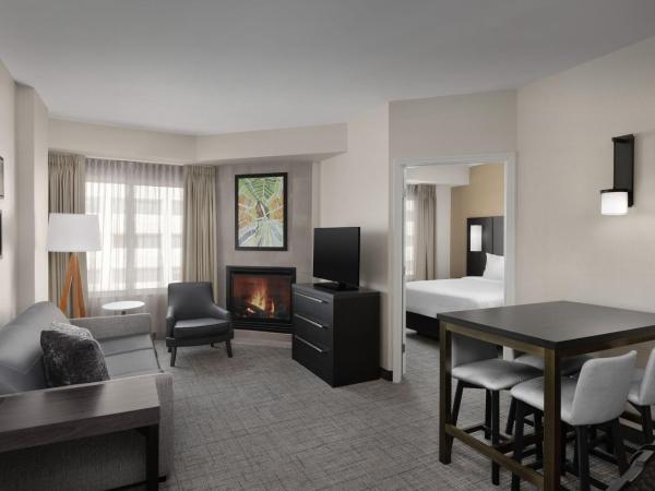 Residence Inn Charlotte SouthPark : photo 1 de la chambre two-bedroom suite with fire place