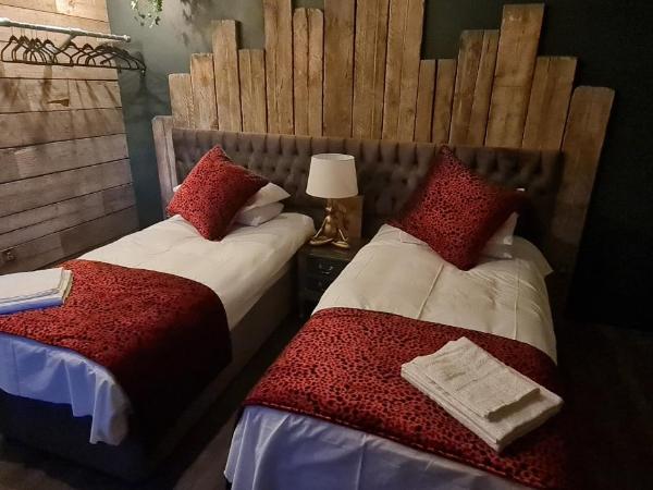 The Waterside Bar, Rooms & Restaurant : photo 1 de la chambre chambre lits jumeaux avec douche 