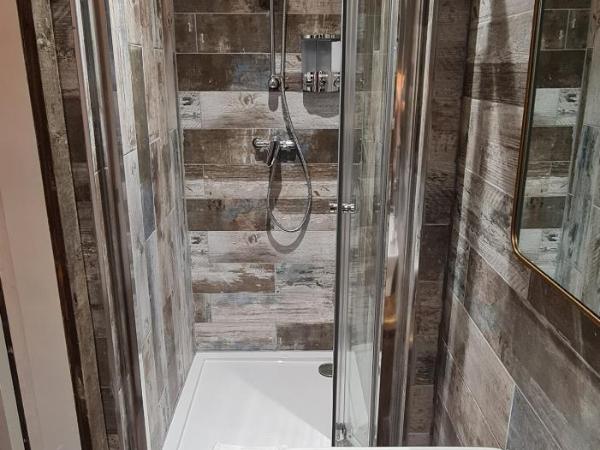 The Waterside Bar, Rooms & Restaurant : photo 6 de la chambre chambre lits jumeaux avec douche 