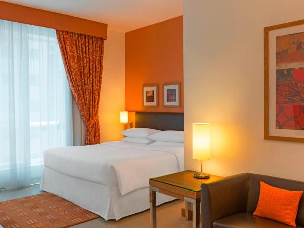 Four Points by Sheraton Bur Dubai : photo 5 de la chambre junior king suite with complimentary shuttle service to dubai mall & kite beach