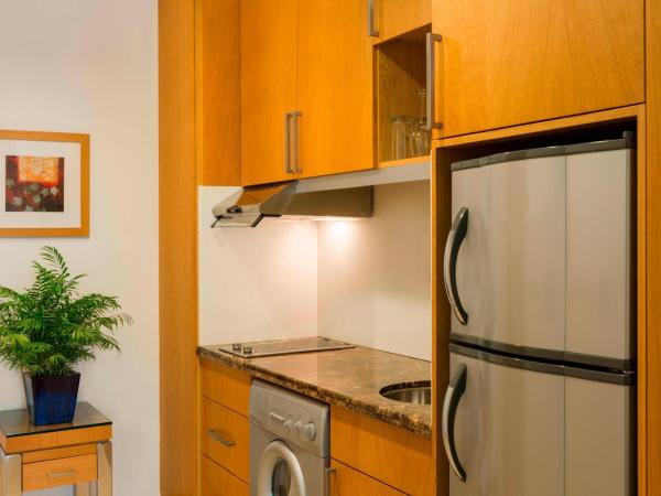 Four Points by Sheraton Bur Dubai : photo 4 de la chambre junior king suite with complimentary shuttle service to dubai mall & kite beach