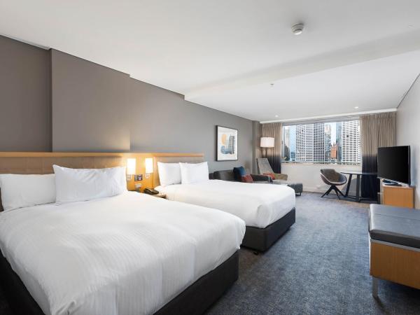 Novotel Sydney Darling Harbour : photo 1 de la chambre chambre double exécutive avec deux lits doubles et vue sur le port