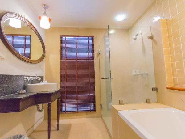 BP Chiangmai City Hotel : photo 2 de la chambre chambre lit king-size avec balcon