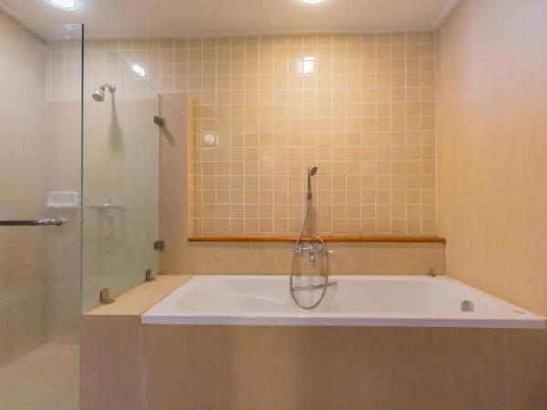 BP Chiangmai City Hotel : photo 3 de la chambre chambre lit king-size avec balcon