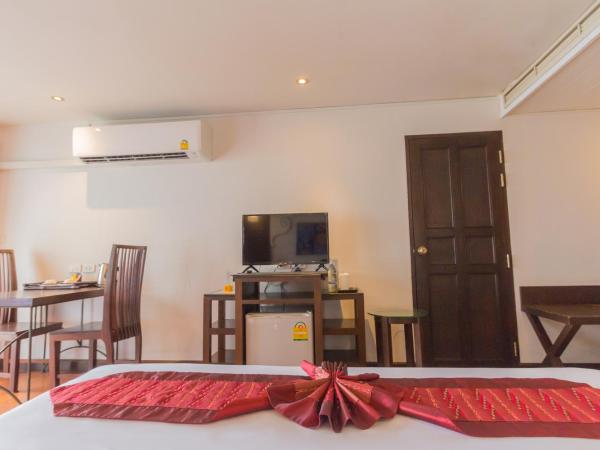 BP Chiangmai City Hotel : photo 9 de la chambre chambre lit king-size avec balcon