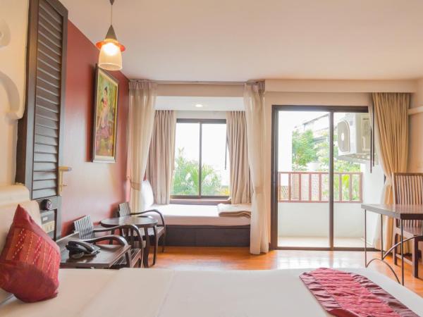 BP Chiangmai City Hotel : photo 7 de la chambre chambre lit king-size avec balcon