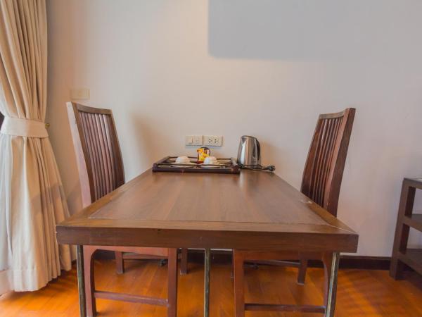 BP Chiangmai City Hotel : photo 6 de la chambre chambre lit king-size avec balcon