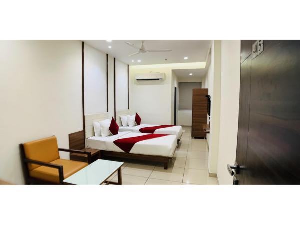 Hotel Ashray Inn Express : photo 2 de la chambre chambre lit king-size supérieure