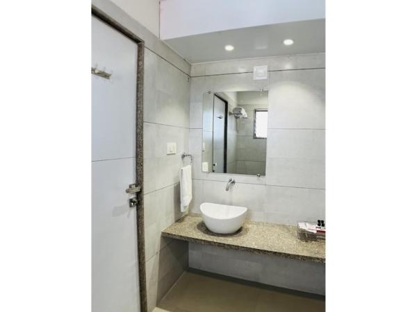 Hotel Ashray Inn Express : photo 9 de la chambre chambre lit king-size supérieure