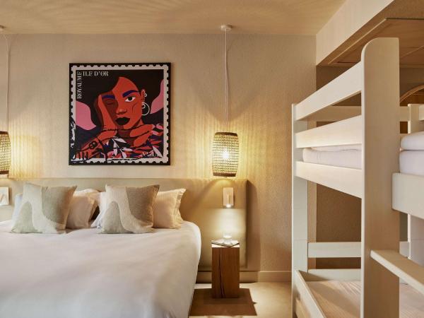Mercure Saint Raphael Centre Plage : photo 1 de la chambre chambre double familiale avec lit simple superposé - vue sur ville