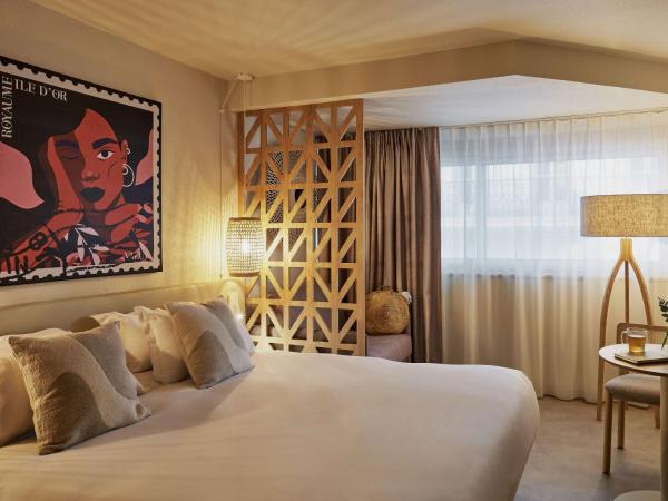 Mercure Saint Raphael Centre Plage : photo 1 de la chambre chambre triple classique avec 1 lit double et 1 lit simple - vue sur ville