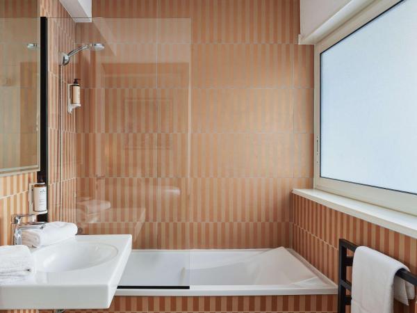 Mercure Saint Raphael Centre Plage : photo 9 de la chambre chambre triple classique avec 1 lit double et 1 lit simple - vue sur ville