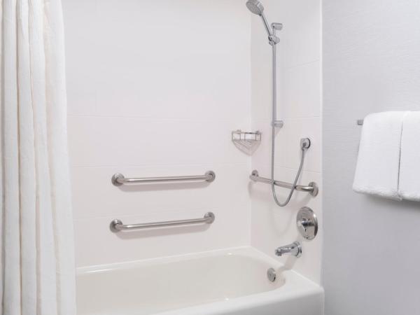 Courtyard Salt Lake City Airport : photo 9 de la chambre chambre lit king-size avec canapé-lit