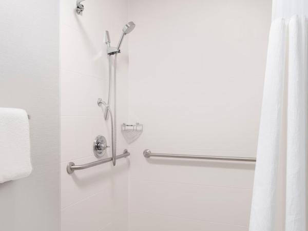 Courtyard Salt Lake City Airport : photo 8 de la chambre chambre lit king-size avec canapé-lit