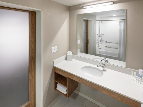 SpringHill Suites by Marriott Salt Lake City Airport : photo 8 de la chambre suite lit king-size avec canapé-lit et baignoire adaptée - accessible aux personnes à mobilité réduite et malentendantes