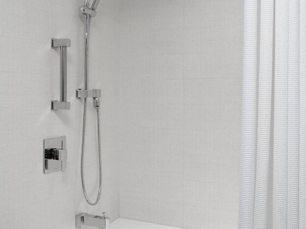 Delta Hotels by Marriott Toronto : photo 6 de la chambre chambre 2 lits queen-size - vue sur lac
