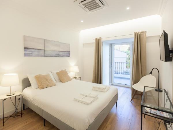 FLH Alcântara Guest House : photo 1 de la chambre chambre double avec balcon