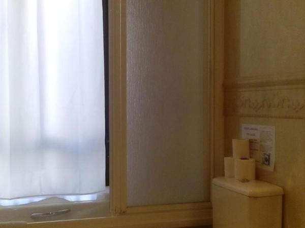 Hostal Granada : photo 10 de la chambre chambre familiale avec balcon