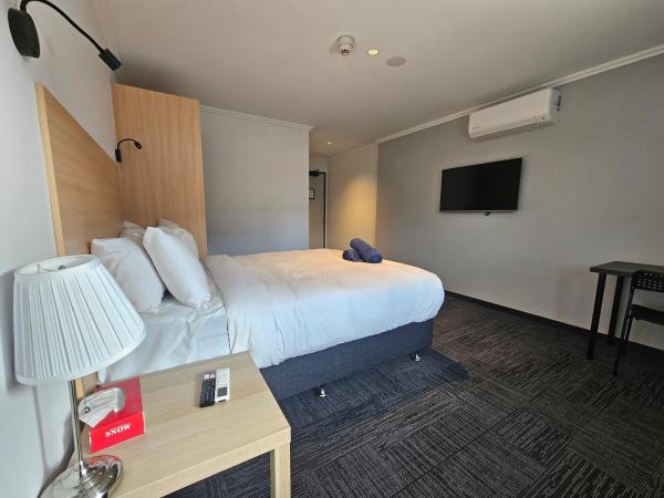 Econo Lodge Rivervale : photo 4 de la chambre chambre supérieure lit queen-size