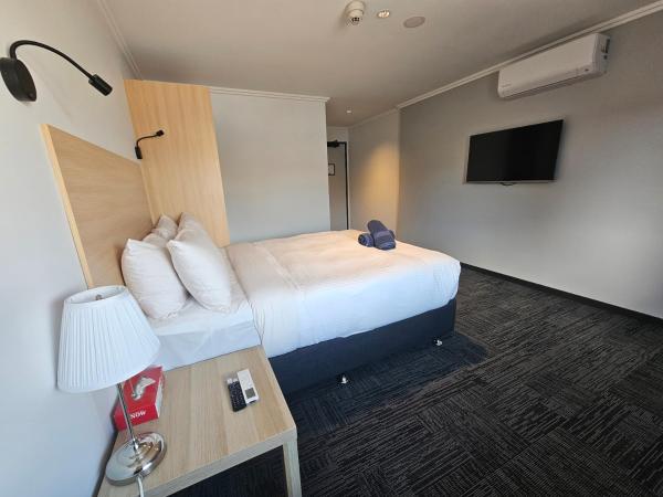 Econo Lodge Rivervale : photo 6 de la chambre chambre supérieure lit queen-size