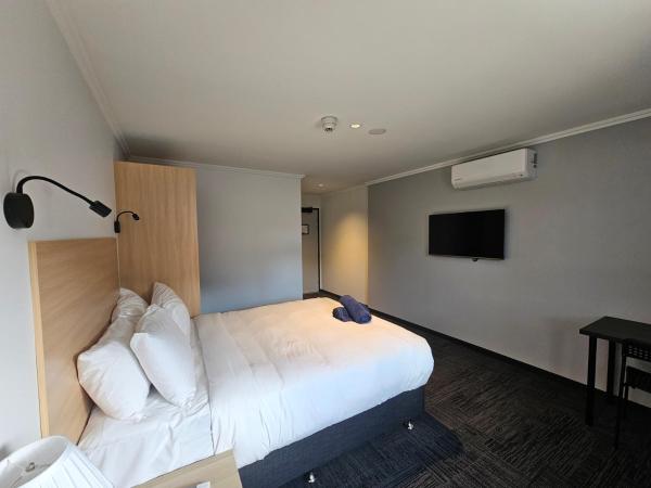 Econo Lodge Rivervale : photo 8 de la chambre chambre supérieure lit queen-size