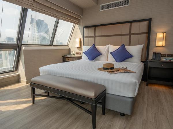 Boulevard Hotel Bangkok Sukhumvit : photo 1 de la chambre suite lits jumeaux avec vue sur ville