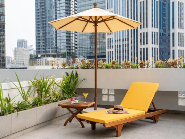 Boulevard Hotel Bangkok Sukhumvit : photo 3 de la chambre chambre lits jumeaux avec terrasse - vue sur ville