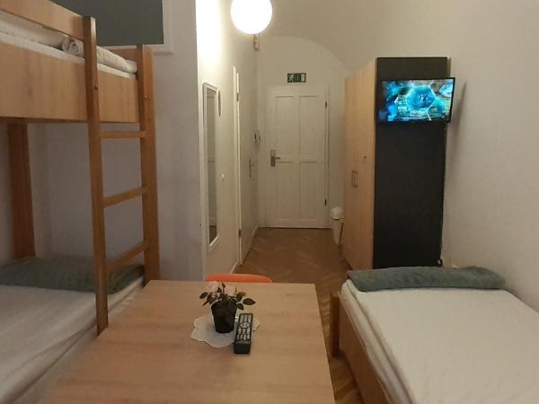 Ciszterci Szállás Pécs : photo 7 de la chambre chambre triple avec salle de bains