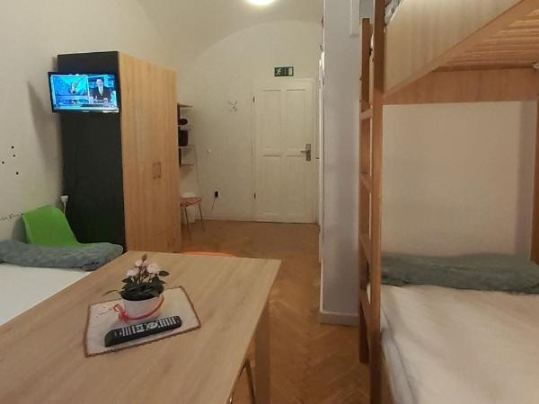 Ciszterci Szállás Pécs : photo 8 de la chambre chambre triple avec salle de bains