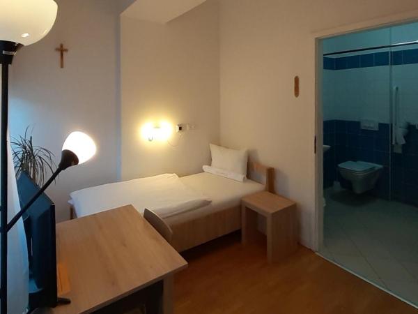 Ciszterci Szállás Pécs : photo 10 de la chambre chambre simple - accessible aux personnes à mobilité réduite