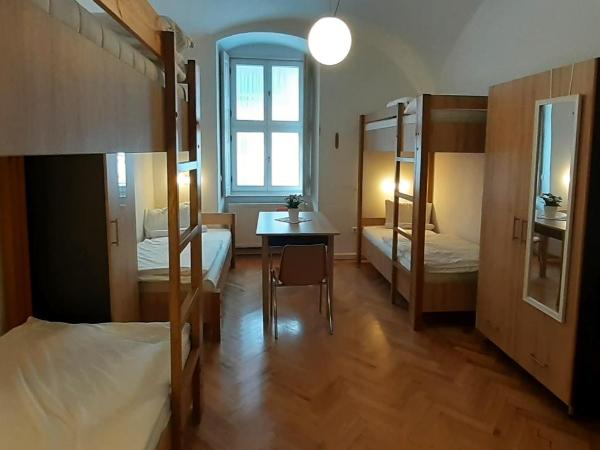 Ciszterci Szállás Pécs : photo 8 de la chambre chambre familiale standard avec salle de bains privative séparée